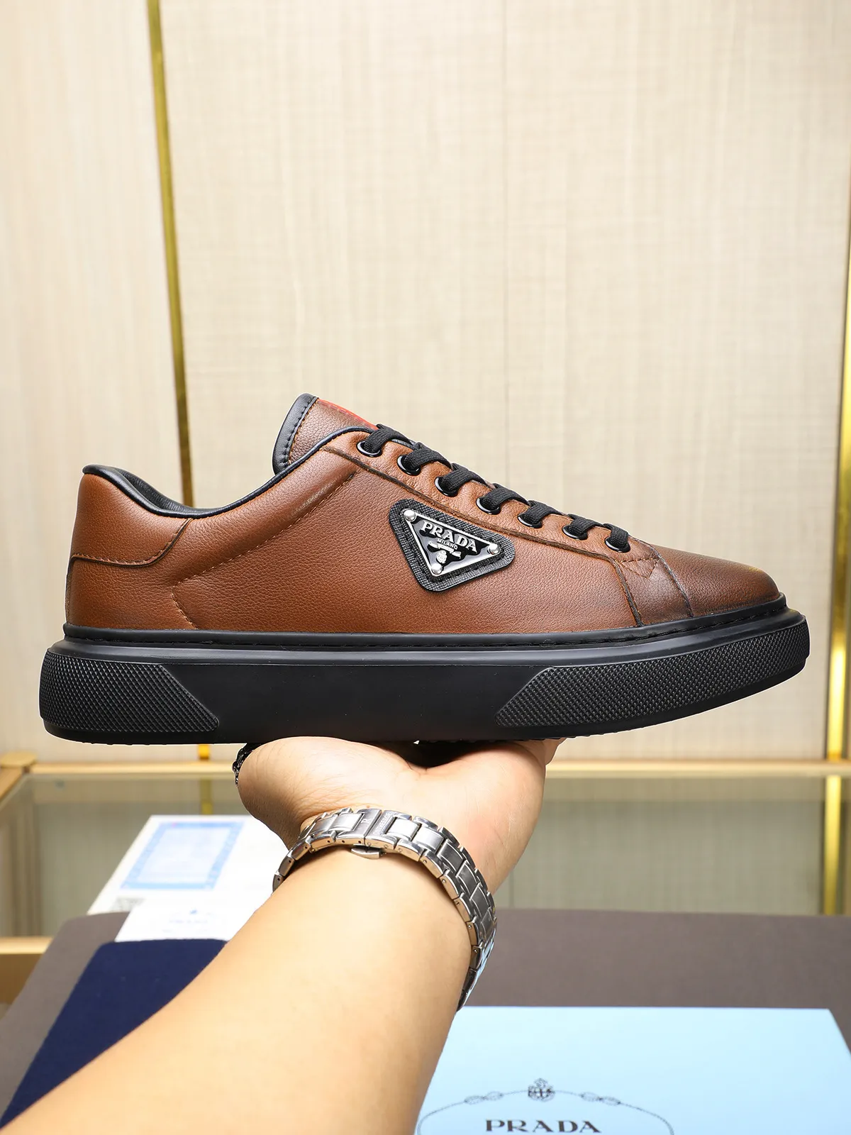 Men's shoes 💰460 Prada/Prada Men's new casual shoes, this upper is made of imported calfskin + sheep lining! The outside is decorated with the P family's classic metal triangle enamel logo, and the outsole is made of non-slip sports foam ultra-light outsole, which feels good on the feet and is a fashionable and fashionable item!  Size: 38-44 (45 customized)